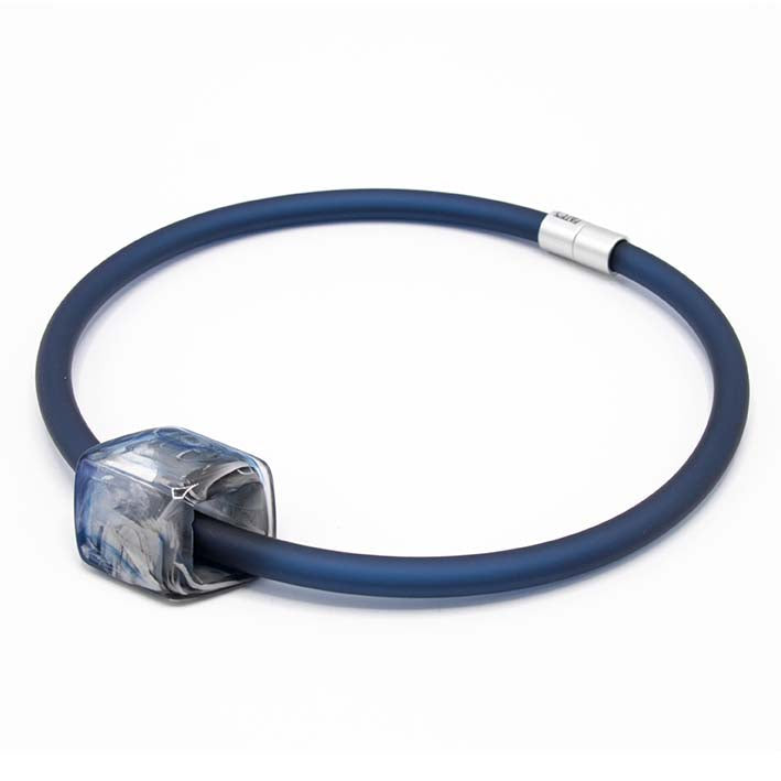statement ketting bold van Fates in mintan blauw met jeans Cube