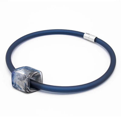 statement ketting bold van Fates in mintan blauw met jeans Cube
