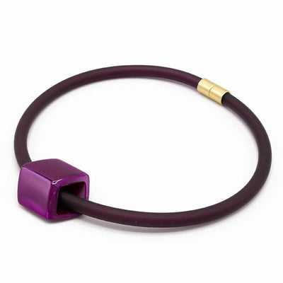 Statement ketting 1-lijns Bold, aubergine (8 mm rubber) met Cube Magenta