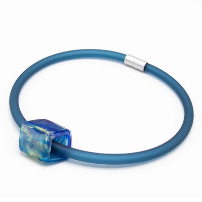 Statement ketting 1-lijns Bold, petrol (8 mm rubber) met Cube Water