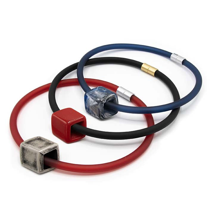 Statement ketting 1-lijns Bold, zwart (8 mm rubber) met Cube Carmine