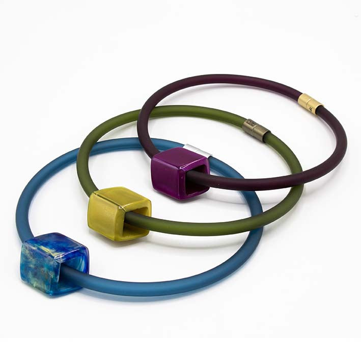 Statement ketting 1-lijns Bold, aubergine (8 mm rubber) met Cube Magenta
