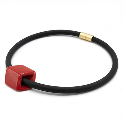 Statement ketting 1-lijns Bold, zwart (8 mm rubber) met Cube Carmine