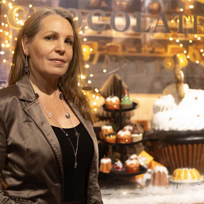 Lange ketting met 8 mini cubes in grijstinten