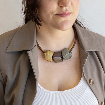 Exclusieve ketting van rubber met 3 Cubes, Olive musterd
