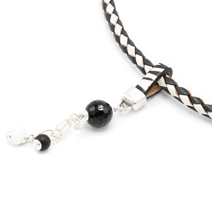 GEM TAG  ZEBRA - Handgemaakte hanger van zwarte onyx en cacholong