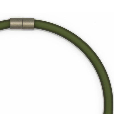 Statement ketting      1-lijns Bold, military(8 mm rubber) met Cube Sulfur