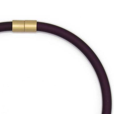 Statement ketting 1-lijns Bold, aubergine (8 mm rubber) met Cube Magenta