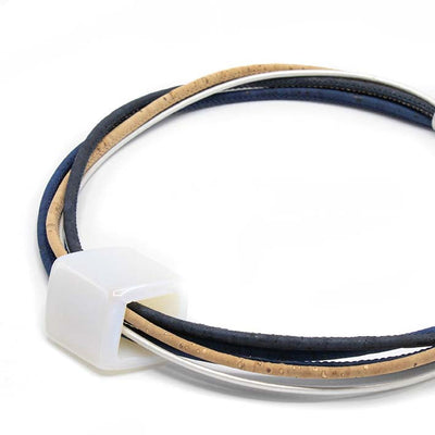 Statement  ketting van kurk en leer met 1 CUBE in wit