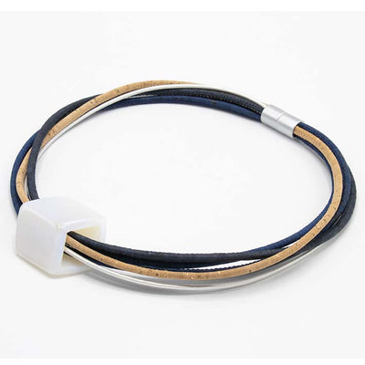 Statement  ketting van kurk en leer met 1 CUBE in wit