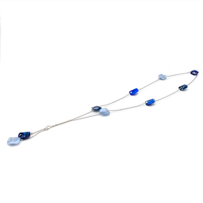 Lange ketting met 8 mini cubes in blauwtinten