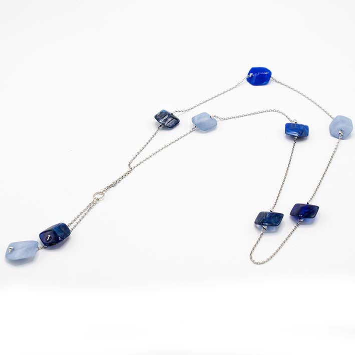Lange ketting met 8 mini cubes in blauwtinten