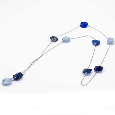 Lange ketting met 8 mini cubes in blauwtinten