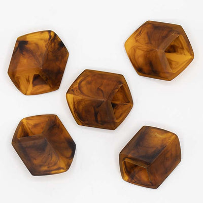 Cube hanger Brandy – set weergave in bruine resin, modulair en verwisselbaar, op witte achtergrond.