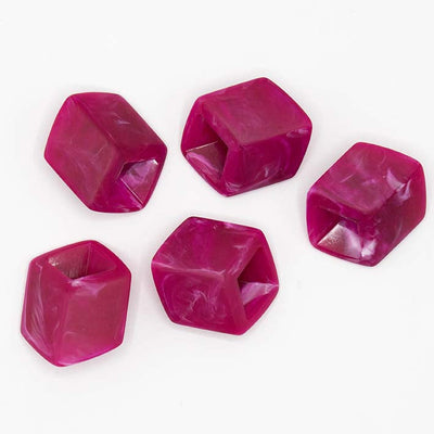 Cube hanger Cerise – set weergave in magenta resin, modulair en verwisselbaar, op witte achtergrond.