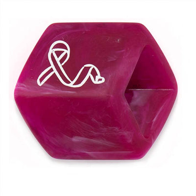Cube hanger Pink Ribbon van resin, met internationaal symbool voor borstkankerbewustzijn – betekenisvol en stijlvol.