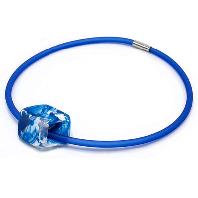 Kobaltblauwe rubber ketting met resin (kunsthars) Cube hanger Air in blauw-wit marmerpatroon, zijaanzicht – Fates