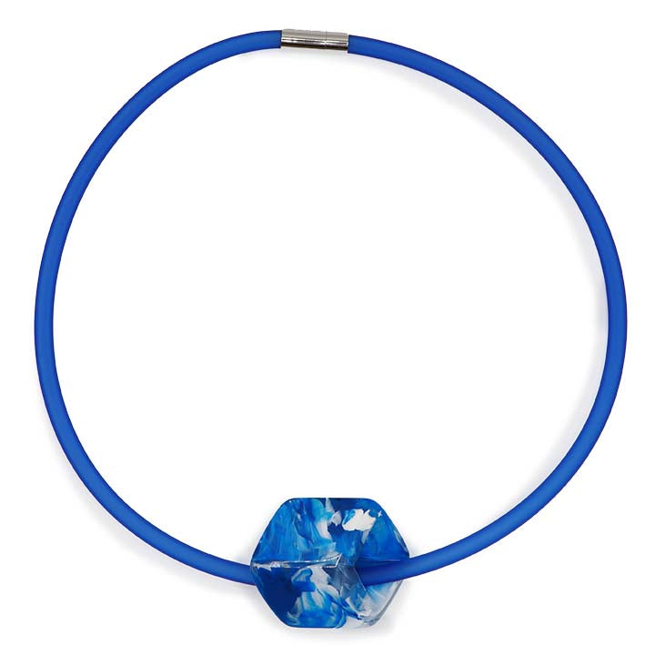 Kobaltblauwe rubber ketting met resin (kunsthars) Cube hanger Air in blauw-wit marmerpatroon, front– Fates