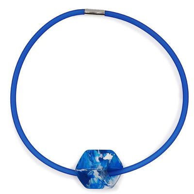 Kobaltblauwe rubber ketting met resin (kunsthars) Cube hanger Air in blauw-wit marmerpatroon, front– Fates