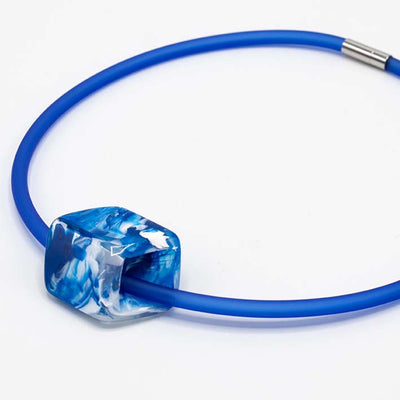 Kobaltblauwe rubber ketting met resin (kunsthars) Cube hanger Air in blauw-wit marmerpatroon, detail– Fates