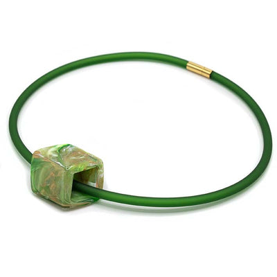 Groene rubber ketting met resin (kunsthars) Cube hanger Earth in gemarmerd groen-bruin patroon, zijaanzicht – Fates