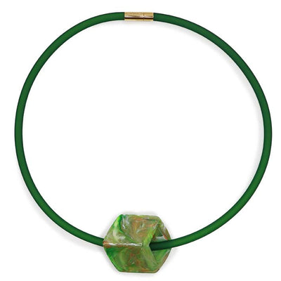 Groene rubber ketting met resin (kunsthars) Cube hanger Earth in gemarmerd groen-bruin patroon, front– Fates
