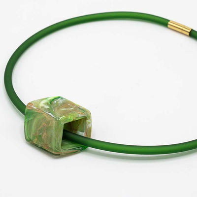 Groene rubber ketting met resin (kunsthars) Cube hanger Earth in gemarmerd groen-bruin patroon, detail– Fates