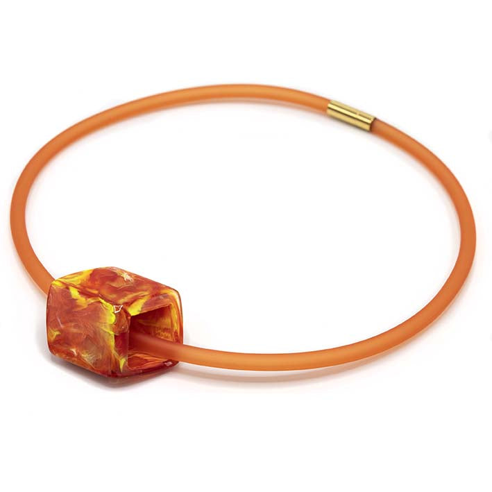 Rode rubber ketting met resin (kunsthars) Cube hanger Fire in vurig rood-oranje patroon, zijaanzicht – Fates