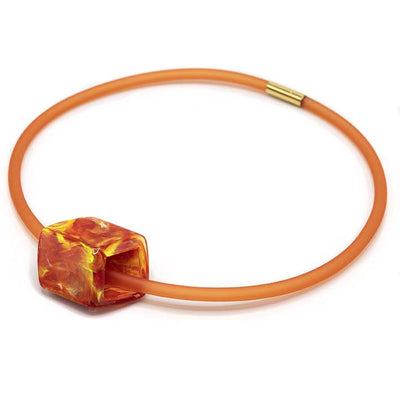 Rode rubber ketting met resin (kunsthars) Cube hanger Fire in vurig rood-oranje patroon, zijaanzicht – Fates