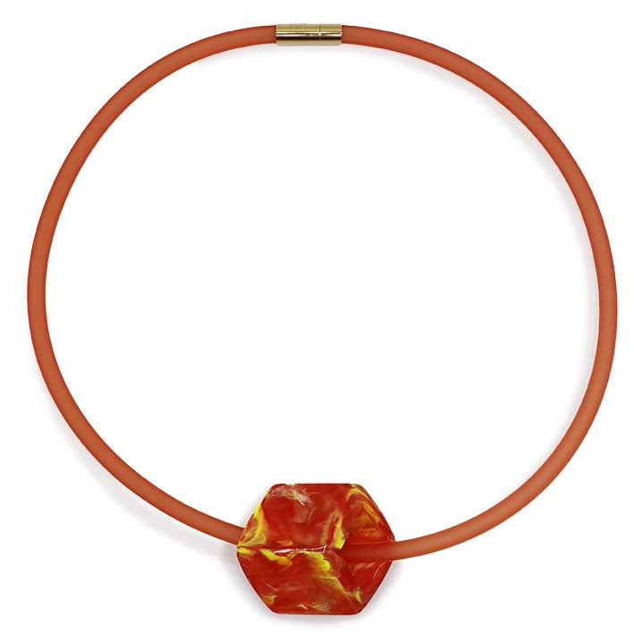Rode rubber ketting met resin (kunsthars) Cube hanger Fire in vurig rood-oranje patroon, front– Fates
