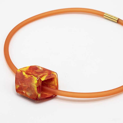 Rode rubber ketting met resin (kunsthars) Cube hanger Fire in vurig rood-oranje patroon, detail– Fates