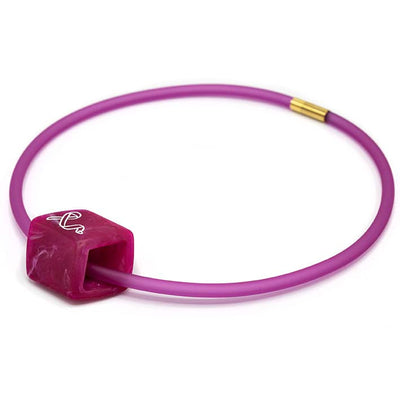 felrozerubber ketting met resin (kunsthars) Cube hanger Pink Ribbon, gelaserd symbool, zijaanzicht – Fates