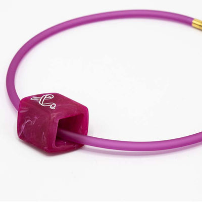 felrozerubber ketting met resin (kunsthars) Cube hanger Pink Ribbon, gelaserd symbool, detail– Fates