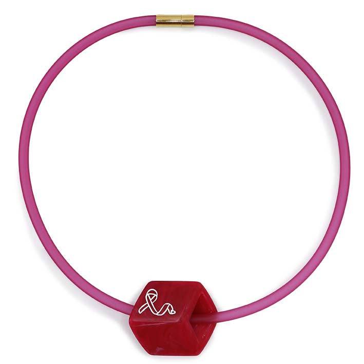 felrozerubber ketting met resin (kunsthars) Cube hanger Pink Ribbon, gelaserd symbool, front– Fates