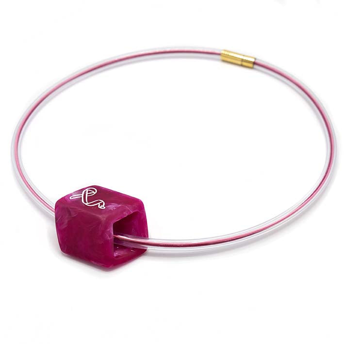 Roze rubber ketting met resin (kunsthars) Cube hanger Pink Ribbon met wit lint-symbool en mizuhiki-draad, zijaanzicht – Fates”