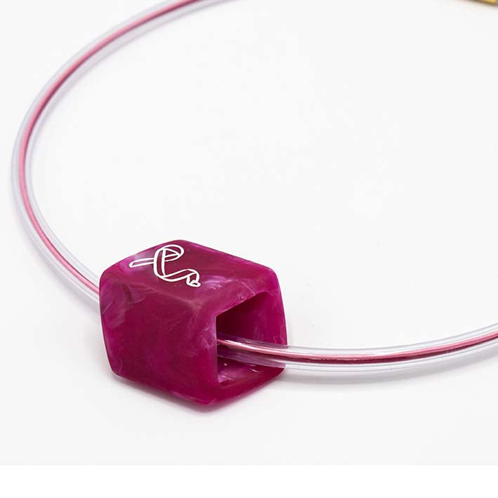 Roze rubber ketting met resin (kunsthars) Cube hanger Pink Ribbon met wit lint-symbool en mizuhiki-draad, detail– Fates”