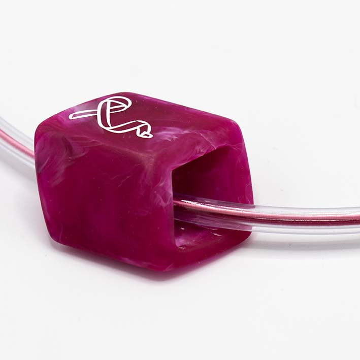 Roze rubber ketting met resin (kunsthars) Cube hanger Pink Ribbon met wit lint-symbool en mizuhiki-draad, detail1– Fates”