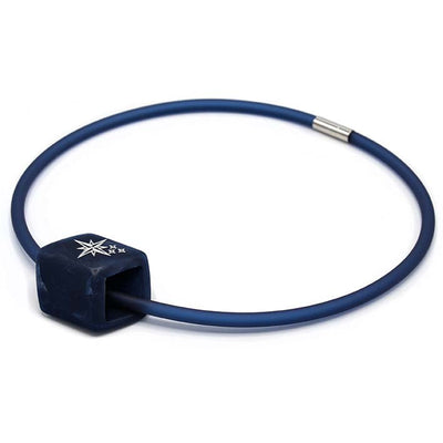 Donkerblauwe rubber ketting met resin (kunsthars) Cube hanger Poolster met wit ster-symbool, zijaanzicht – Fates”