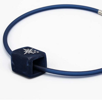 Donkerblauwe rubber ketting met resin (kunsthars) Cube hanger Poolster met wit ster-symbool, zijaanzicht 1– Fates”