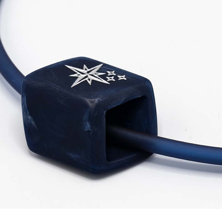 Donkerblauwe rubber ketting met resin (kunsthars) Cube hanger Poolster met wit ster-symbool, detail– Fates”