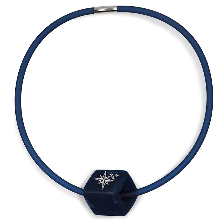 Donkerblauwe rubber ketting met resin (kunsthars) Cube hanger Poolster met wit ster-symbool, front– Fates”