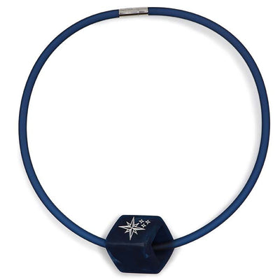 Donkerblauwe rubber ketting met resin (kunsthars) Cube hanger Poolster met wit ster-symbool, front– Fates”