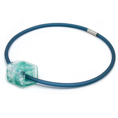 : Aqua rubber ketting met resin (kunsthars) Cube hanger Water in turquoise-blauw patroon, zijaanzicht – Fates