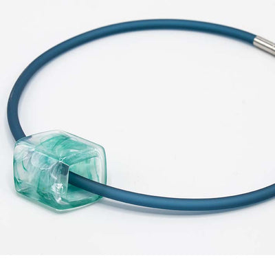 : Aqua rubber ketting met resin (kunsthars) Cube hanger Water in turquoise-blauw patroon, detail– Fates