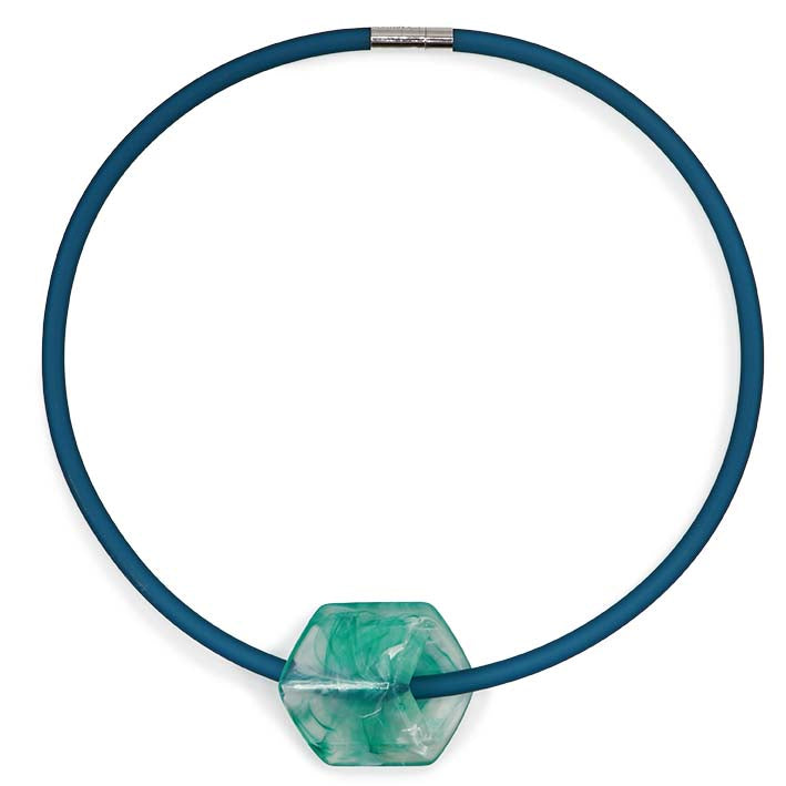 : Aqua rubber ketting met resin (kunsthars) Cube hanger Water in turquoise-blauw patroon, front– Fates