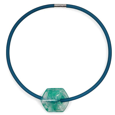 : Aqua rubber ketting met resin (kunsthars) Cube hanger Water in turquoise-blauw patroon, front– Fates