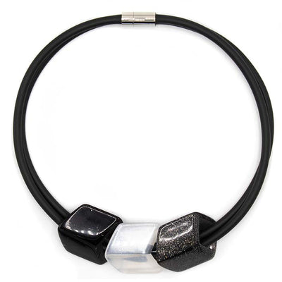 vooraanzicht van ketting in rubber met drie cubes in zwart wit en glitter