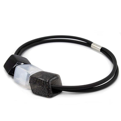 Ketting van rubber met 3 cubes in zwart wit en glitter. liggend