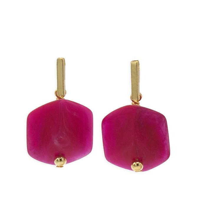 Cube oorbellen Cerise van resin, staand gefotografeerd met goudkleurige stud.