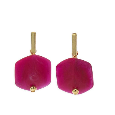 Cube oorbellen Cerise van resin, staand gefotografeerd met goudkleurige stud.